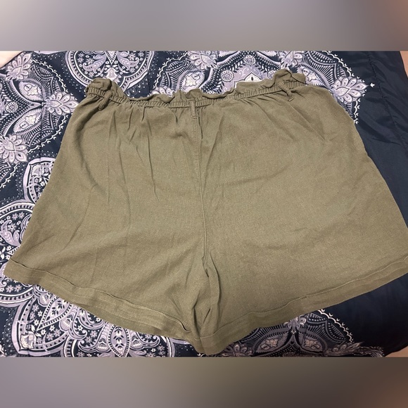 Womens Maurices size 20W olive green elastic waist shorts. - Picture 2 of 4